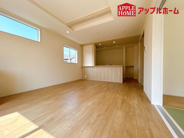 [新築住宅] 鴻巣市本町7丁目 全3棟の居間・リビング|窓から差し込む光で家族を温かく包み込みます。明るいリビングで子育てする喜びを☆いつでも見学可能です！