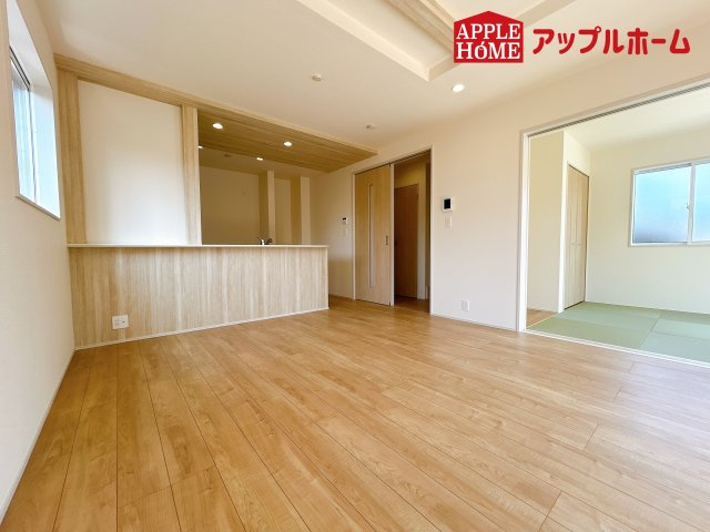 [新築住宅] 鴻巣市本町7丁目 全3棟の居間・リビング|広々リビング×対面キッチンで家族の会話も弾みます♪家族団らんの秘訣は間取りにあり☆夢のマイホームを一緒に叶えましょう！