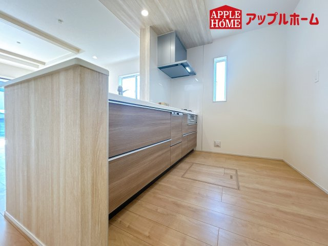 [新築住宅] 鴻巣市本町7丁目 全3棟のキッチン|見栄えもよくお手入れもスムーズに出来ます。豊富な収納力もございますので、キッチンスペースをスッキリとお使い頂けそうです。