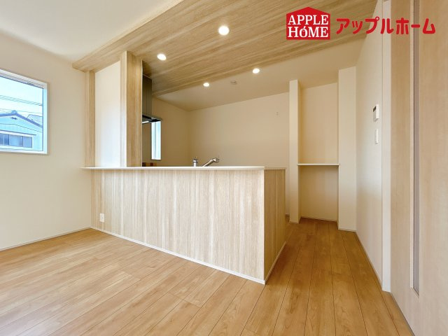 [新築住宅] 鴻巣市本町7丁目 全3棟の居間・リビング|対面式キッチンは、家族のコミュニケーションを育み、子育て家族にも好適なプラン！リビングで寛ぐご家族をいつも感じられます♪会話を楽しみながら家事ができ、小さいお子様がいても安心です！