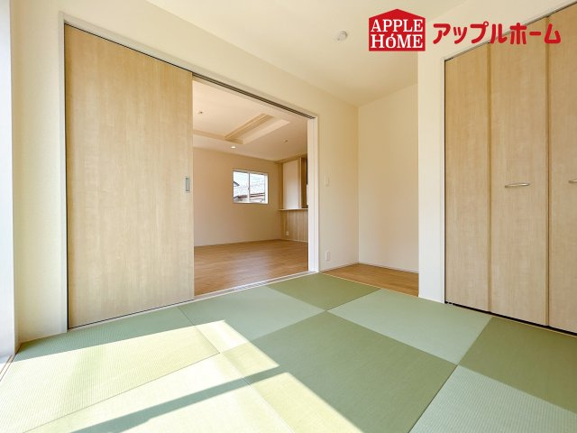 [新築住宅] 鴻巣市本町7丁目 全3棟の和室|広々とした居住空間は日々の暮らしを彩り、心のやすらぎと満足感を与えてくれます。通風と採光を考慮した設計は子供たちはのびのび育ち、家族でくつろぎと団らんを生み出します。