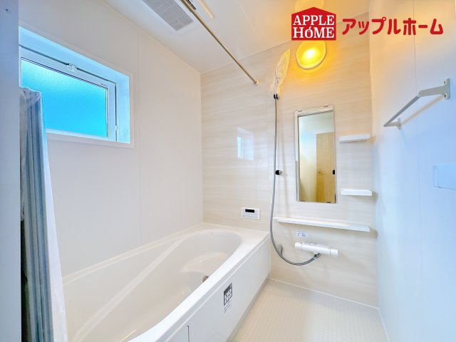 [新築住宅] 鴻巣市本町7丁目 全3棟の浴室|窓付きのバスルームは、採光もあり明るく気持ちの良い空間です。窓があることで、換気環境も良好。掃除もスムーズに出来ます