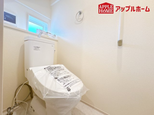 [新築住宅] 鴻巣市本町7丁目 全3棟のトイレ|白を基調とした清潔感のある明るい空間。温水洗浄便座付きで、毎日快適・清潔に使用できます。操作しやすい壁面リモコンを採用しています。