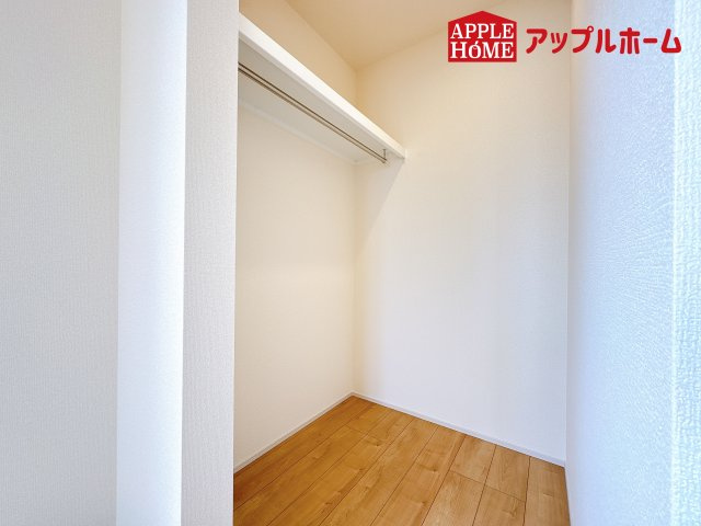 [新築住宅] 鴻巣市本町7丁目 全3棟の収納|お洋服を大切にされる方に大変喜ばれる、ウォークインクローゼット。お洋服以外にも掃除機やスーツケースなどを一箇所に集約できるのは魅力ですね！扉が一箇所ですので、お部屋の見た目にもスッキリ！