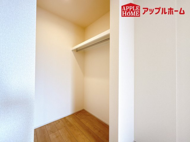 [新築住宅] 鴻巣市本町7丁目 全3棟の収納|お洋服を大切にされる方に大変喜ばれる、ウォークインクローゼット。お洋服以外にも掃除機やスーツケースなどを一箇所に集約できるのは魅力ですね！扉が一箇所ですので、お部屋の見た目にもスッキリ！