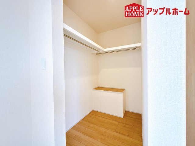 [新築住宅] 鴻巣市本町7丁目 全3棟の収納|お洋服を大切にされる方に大変喜ばれる、ウォークインクローゼット。お洋服以外にも掃除機やスーツケースなどを一箇所に集約できるのは魅力ですね！扉が一箇所ですので、お部屋の見た目にもスッキリ！