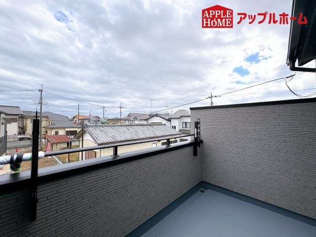 [新築住宅] 鴻巣市本町7丁目 全3棟のバルコニー|家族分の洗濯物もしっかり干せます。日当たりも良く、毎日のお洗濯が楽しくなりそう♪お布団は手軽に干せていつもポカポカに☆