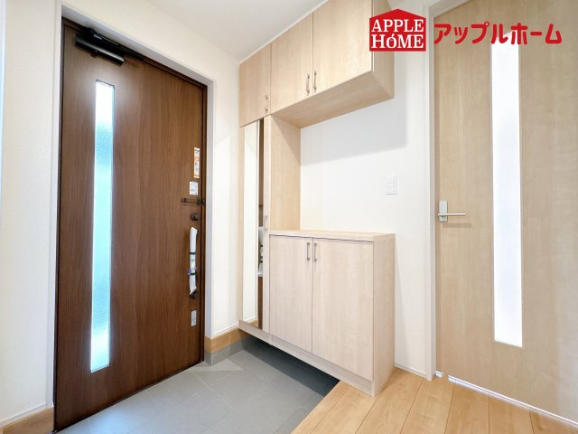 [新築住宅] 鴻巣市本町7丁目 全3棟の玄関|住まう人も来客も入った時にワクワクさせてくれるオシャレな玄関♪収納もたっぷりあるので、靴がたくさんあっても安心！