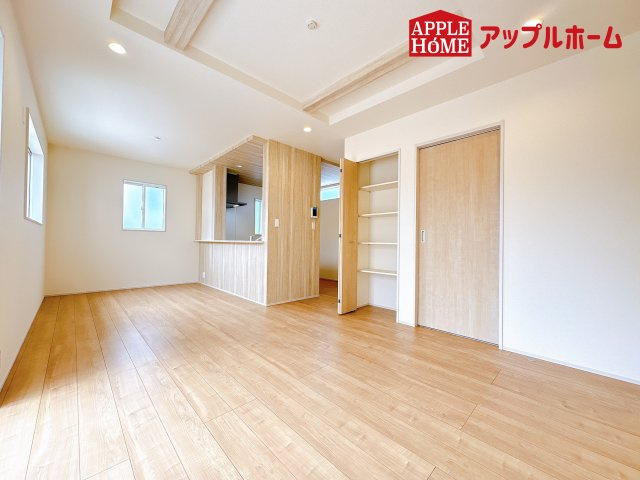 [新築住宅] 鴻巣市本町7丁目 全3棟の居間・リビング|窓から差し込む光で家族を温かく包み込みます。明るいリビングで子育てする喜びを☆いつでも見学可能です！