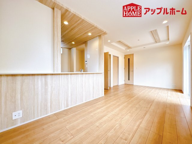 [新築住宅] 鴻巣市本町7丁目 全3棟の居間・リビング|広々リビング×対面キッチンで家族の会話も弾みます♪家族団らんの秘訣は間取りにあり☆夢のマイホームを一緒に叶えましょう！