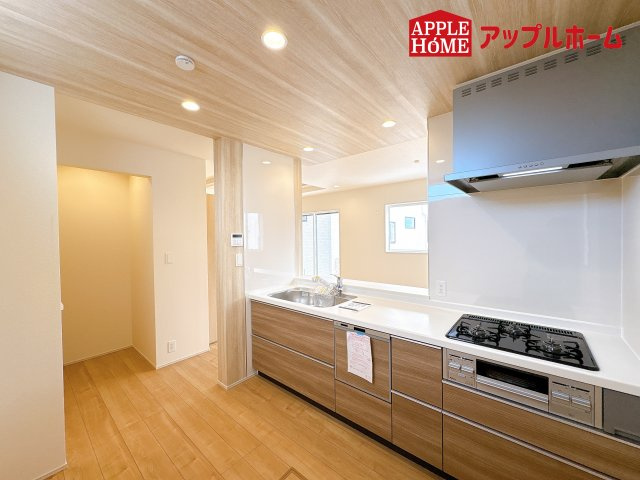 [新築住宅] 鴻巣市本町7丁目 全3棟のキッチン|見栄えもよくお手入れもスムーズに出来ます。豊富な収納力もございますので、キッチンスペースをスッキリとお使い頂けそうです。