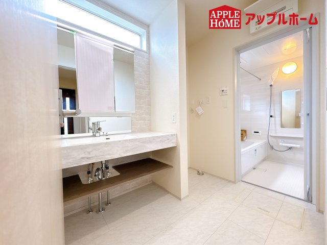 [新築住宅] 鴻巣市本町7丁目 全3棟の独立洗面台|ゆとりの洗面スペースで朝の身支度も快適スムーズに。３面鏡で髪のセットやお化粧もストレスなくこなせ、朝から気分良く通勤通学に向かえそうですね！鏡の裏にはたっぷりと収納スペースを標準装備