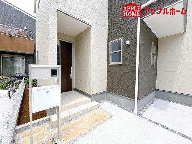 [新築住宅] 鴻巣市人形4丁目 全1棟のエントランス|資料請求、お電話でのお問合せ、いつでも丁寧に対応させていただきます！不動産業界のプロフェッショナルが集う弊社にぜひ一度ご相談ください！