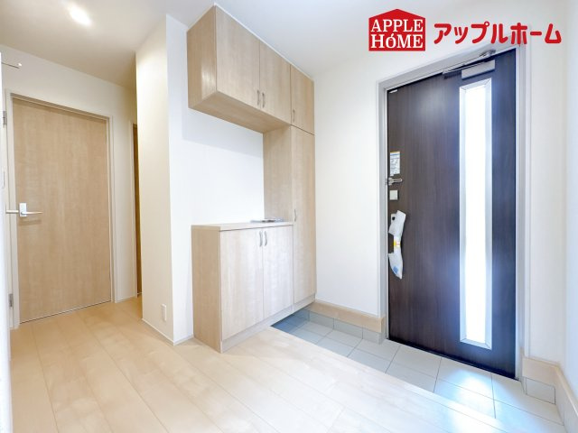 [新築住宅] 鴻巣市人形4丁目 全1棟の玄関|住まう人も来客も入った時にワクワクさせてくれるオシャレな玄関♪収納もたっぷりあるので、靴がたくさんあっても安心！