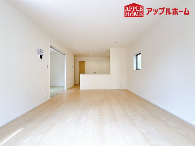 [新築住宅] 鴻巣市人形4丁目 全1棟の居間・リビング|広々リビング×対面キッチンで家族の会話も弾みます♪家族団らんの秘訣は間取りにあり☆夢のマイホームを一緒に叶えましょう！