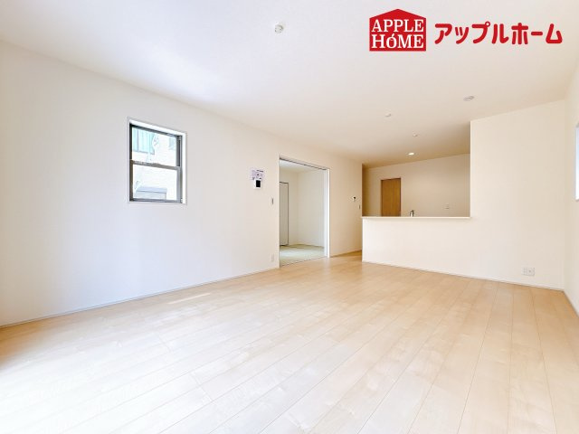 [新築住宅] 鴻巣市人形4丁目 全1棟の居間・リビング|窓から差し込む光で家族を温かく包み込みます。明るいリビングで子育てする喜びを☆いつでも見学可能です！