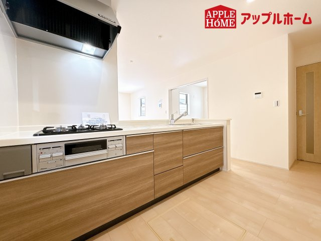 [新築住宅] 鴻巣市人形4丁目 全1棟のキッチン|見栄えもよくお手入れもスムーズに出来ます。豊富な収納力もございますので、キッチンスペースをスッキリとお使い頂けそうです。