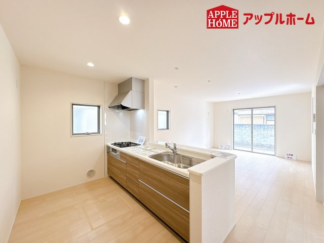 [新築住宅] 鴻巣市人形4丁目 全1棟のキッチン|対面式キッチンは、家族のコミュニケーションを育み、子育て家族にも好適なプラン！リビングで寛ぐご家族をいつも感じられます♪会話を楽しみながら家事ができ、小さいお子様がいても安心です！