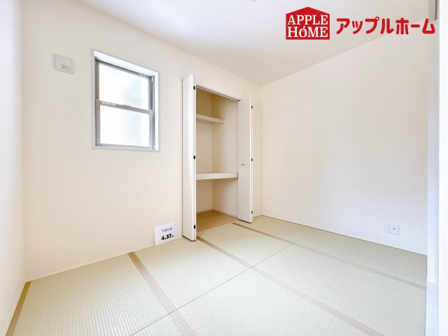 [新築住宅] 鴻巣市人形4丁目 全1棟の和室|広々とした居住空間は日々の暮らしを彩り、心のやすらぎと満足感を与えてくれます。通風と採光を考慮した設計は子供たちはのびのび育ち、家族でくつろぎと団らんを生み出します。