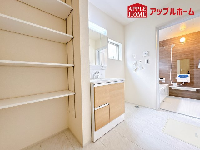 [新築住宅] 鴻巣市人形4丁目 全1棟の独立洗面台|ゆとりの洗面スペースで朝の身支度も快適スムーズに。３面鏡で髪のセットやお化粧もストレスなくこなせ、朝から気分良く通勤通学に向かえそうですね！鏡の裏にはたっぷりと収納スペースを標準装備