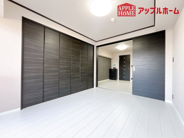 [中古マンション] ライオンズプラザ大宮の洋室|窓からの光の差し込みはお子様の生活を温かく包みます。明るく清潔感のある居室で勉強もはかどります！