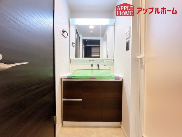 [中古マンション] ライオンズプラザ大宮の独立洗面台|ゆとりの洗面スペースで朝の身支度も快適スムーズに。３面鏡で髪のセットやお化粧もストレスなくこなせ、朝から気分良く通勤通学に向かえそうですね！鏡の裏にはたっぷりと収納スペースを標準装備