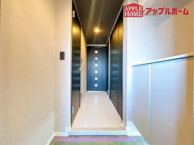 [中古マンション] ライオンズプラザ大宮の玄関|住まう人も来客も入った時にワクワクさせてくれるオシャレな玄関♪収納もたっぷりあるので、靴がたくさんあっても安心！