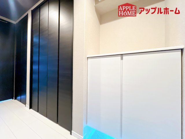 [中古マンション] ライオンズプラザ大宮の玄関|明るく清潔感のある玄関でお客様を迎えるスペースをパッと明るい印象に！大容量の収納力で大家族の履物もすっきり収納できます♪