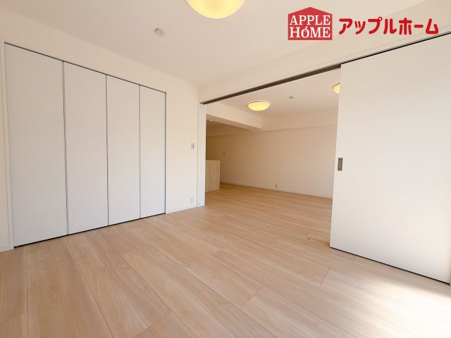 [中古マンション] 洋伸大宮マンションの洋室|窓からの光の差し込みはお子様の生活を温かく包みます。明るく清潔感のある居室で勉強もはかどります！