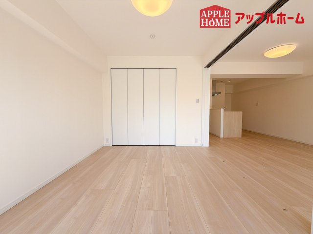 [中古マンション] 洋伸大宮マンションの洋室|窓からの光の差し込みはお子様の生活を温かく包みます。明るく清潔感のある居室で勉強もはかどります！