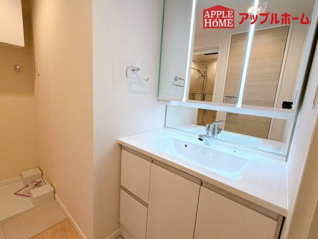 [中古マンション] 洋伸大宮マンションの独立洗面台|ゆとりの洗面スペースで朝の身支度も快適スムーズに。３面鏡で髪のセットやお化粧もストレスなくこなせ、朝から気分良く通勤通学に向かえそうですね！鏡の裏にはたっぷりと収納スペースを標準装備