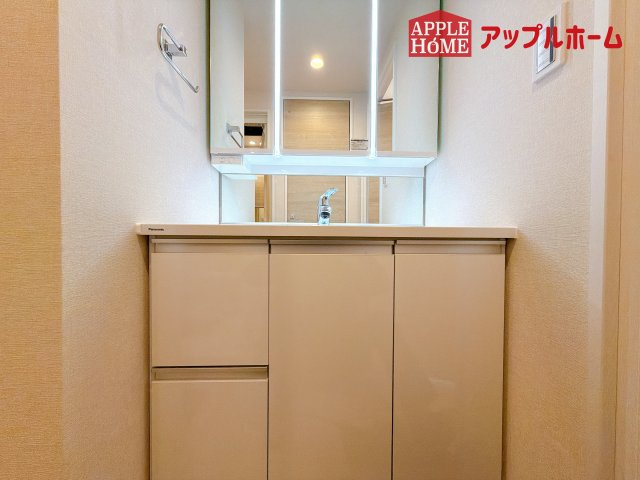 [中古マンション] 洋伸大宮マンションの独立洗面台|暮らしを快適にする三面鏡仕様の洗面化粧台。収納力と機能性に優れた使いやすい設備で、忙しい朝の身支度もスムーズに♪