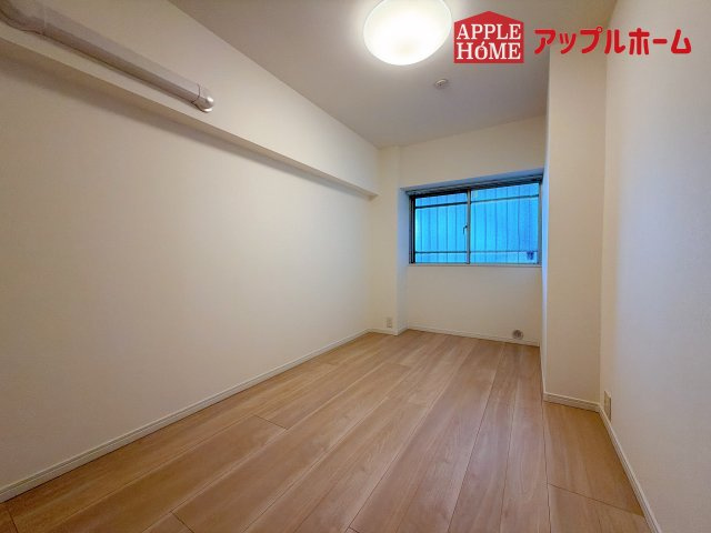 [中古マンション] 洋伸大宮マンションの洋室|窓からの光の差し込みはお子様の生活を温かく包みます。明るく清潔感のある居室で勉強もはかどります！