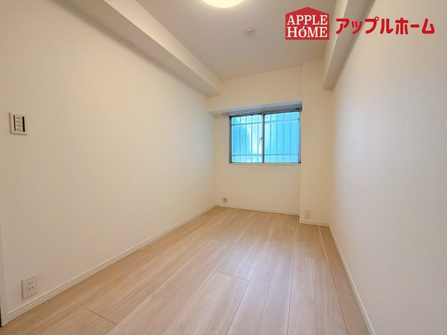 [中古マンション] 洋伸大宮マンションの洋室|窓からの光の差し込みはお子様の生活を温かく包みます。明るく清潔感のある居室で勉強もはかどります！