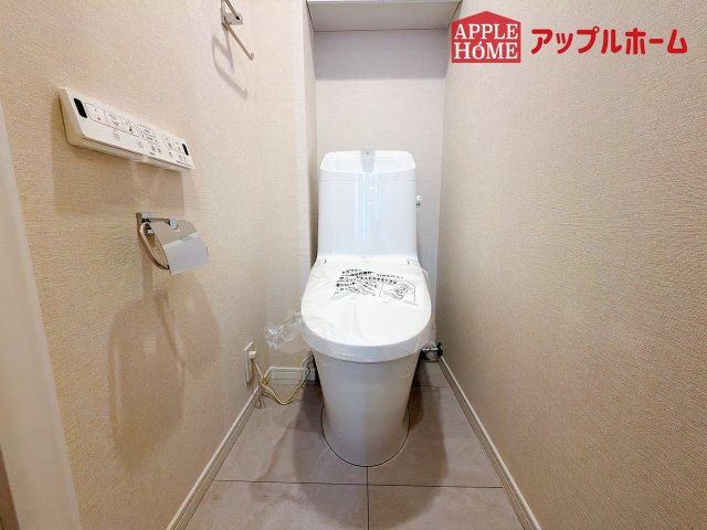 [中古マンション] 洋伸大宮マンションのトイレ|白を基調とした清潔感のある明るい空間。温水洗浄便座付きで、毎日快適・清潔に使用できます。操作しやすい壁面リモコンを採用しています。