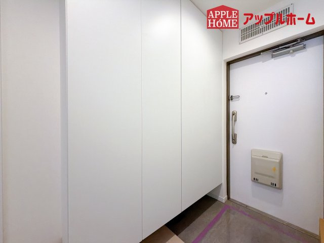[中古マンション] 洋伸大宮マンションの玄関|住まう人も来客も入った時にワクワクさせてくれるオシャレな玄関♪収納もたっぷりあるので、靴がたくさんあっても安心！