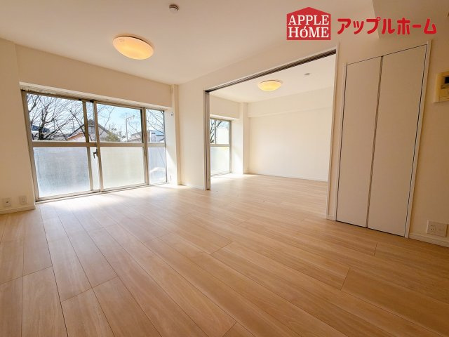 [中古マンション] 洋伸大宮マンションの居間・リビング|広々リビング×対面キッチンで家族の会話も弾みます♪家族団らんの秘訣は間取りにあり☆夢のマイホームを一緒に叶えましょう！