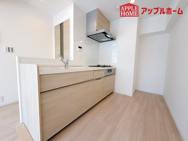 [中古マンション] 洋伸大宮マンションのキッチン|対面式キッチンは、家族のコミュニケーションを育み、子育て家族にも好適なプラン！リビングで寛ぐご家族をいつも感じられます♪会話を楽しみながら家事ができ、小さいお子様がいても安心です！