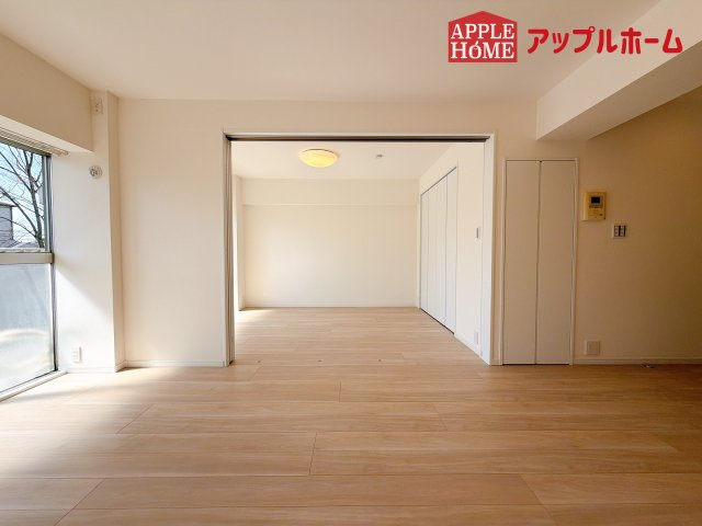 [中古マンション] 洋伸大宮マンションの居間・リビング|家族の会話が弾む明るく広々したリビング！窓から差し込む光の温かさを一度ご体感ください☆いつでもお気軽にお問合せOKです！TEL「0120-466263」
