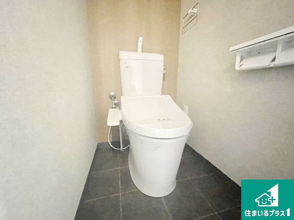 ファミール堺のトイレ|トイレの床はストーン調のタイルでおしゃれな空間にしました♪寒い冬の朝も暖かい便座のトイレです♪【現地写真】