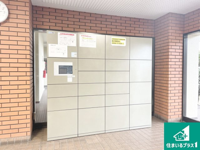 ファミール堺のエントランス|嬉しい宅配ボックスつきマンションです！ネットショッピングや宅配便も不在でも安心です♪【現地写真】