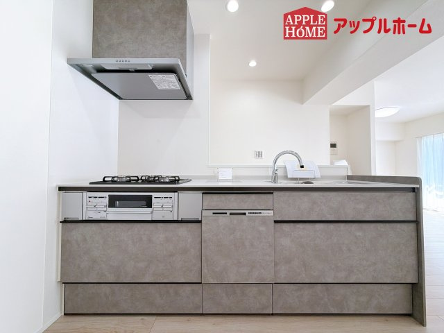 [中古マンション] グリーンパーク大宮のキッチン|見栄えもよくお手入れもスムーズに出来ます。豊富な収納力もございますので、キッチンスペースをスッキリとお使い頂けそうです。
