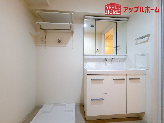 [中古マンション] グリーンパーク大宮の独立洗面台|ゆとりの洗面スペースで朝の身支度も快適スムーズに。３面鏡で髪のセットやお化粧もストレスなくこなせ、朝から気分良く通勤通学に向かえそうですね！鏡の裏にはたっぷりと収納スペースを標準装備