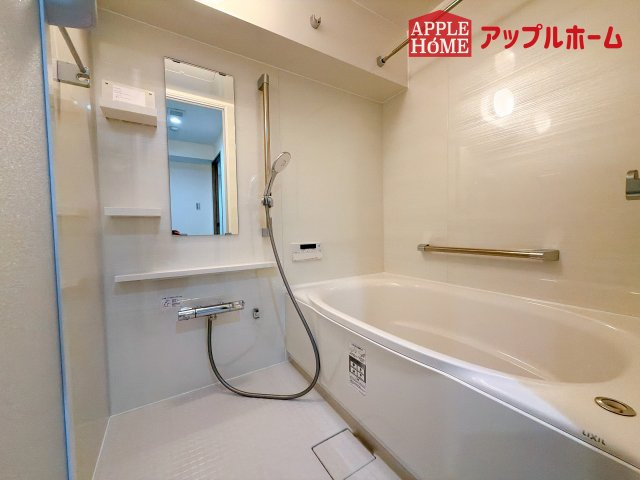 [中古マンション] グリーンパーク大宮の浴室|日常の疲れを癒やすここちのよいユニットバス。お手入れが簡単になる工夫が凝らされているため、手間をかけずに清潔さを保てます。