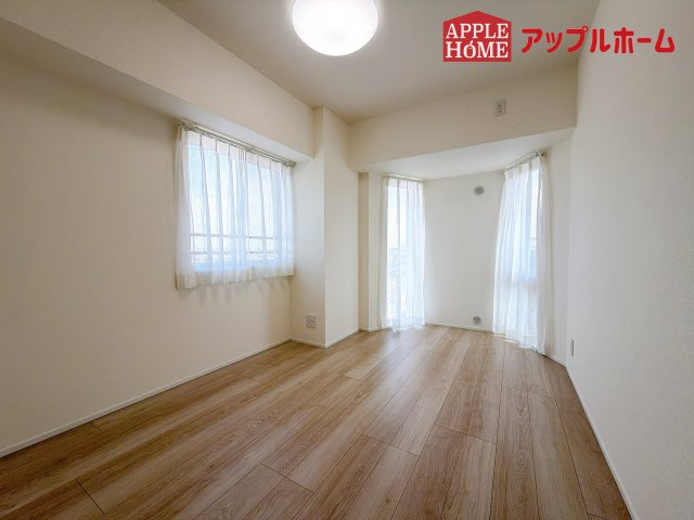 [中古マンション] グリーンパーク大宮の洋室|窓からの光の差し込みはお子様の生活を温かく包みます。明るく清潔感のある居室で勉強もはかどります！