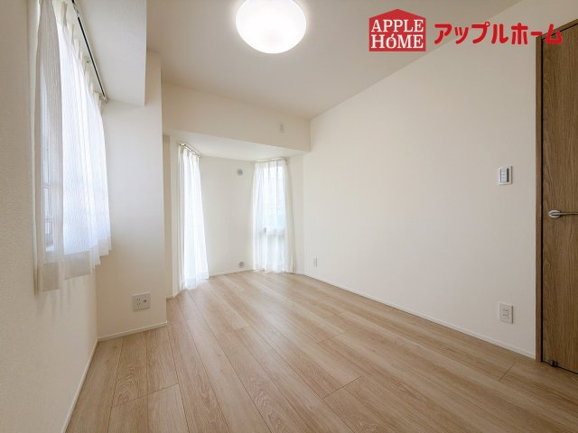 [中古マンション] グリーンパーク大宮の洋室|窓からの光の差し込みはお子様の生活を温かく包みます。明るく清潔感のある居室で勉強もはかどります！