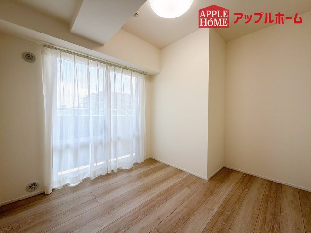[中古マンション] グリーンパーク大宮の洋室|窓からの光の差し込みはお子様の生活を温かく包みます。明るく清潔感のある居室で勉強もはかどります！