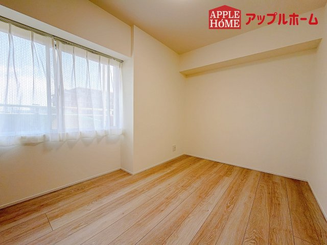 [中古マンション] グリーンパーク大宮の洋室|窓からの光の差し込みはお子様の生活を温かく包みます。明るく清潔感のある居室で勉強もはかどります！