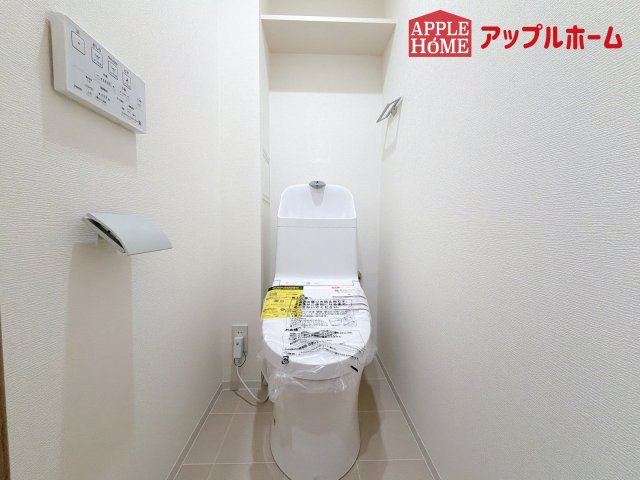[中古マンション] グリーンパーク大宮のトイレ|白を基調とした清潔感のある明るい空間。温水洗浄便座付きで、毎日快適・清潔に使用できます。操作しやすい壁面リモコンを採用しています。