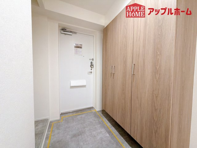 [中古マンション] グリーンパーク大宮の玄関|住まう人も来客も入った時にワクワクさせてくれるオシャレな玄関♪収納もたっぷりあるので、靴がたくさんあっても安心！